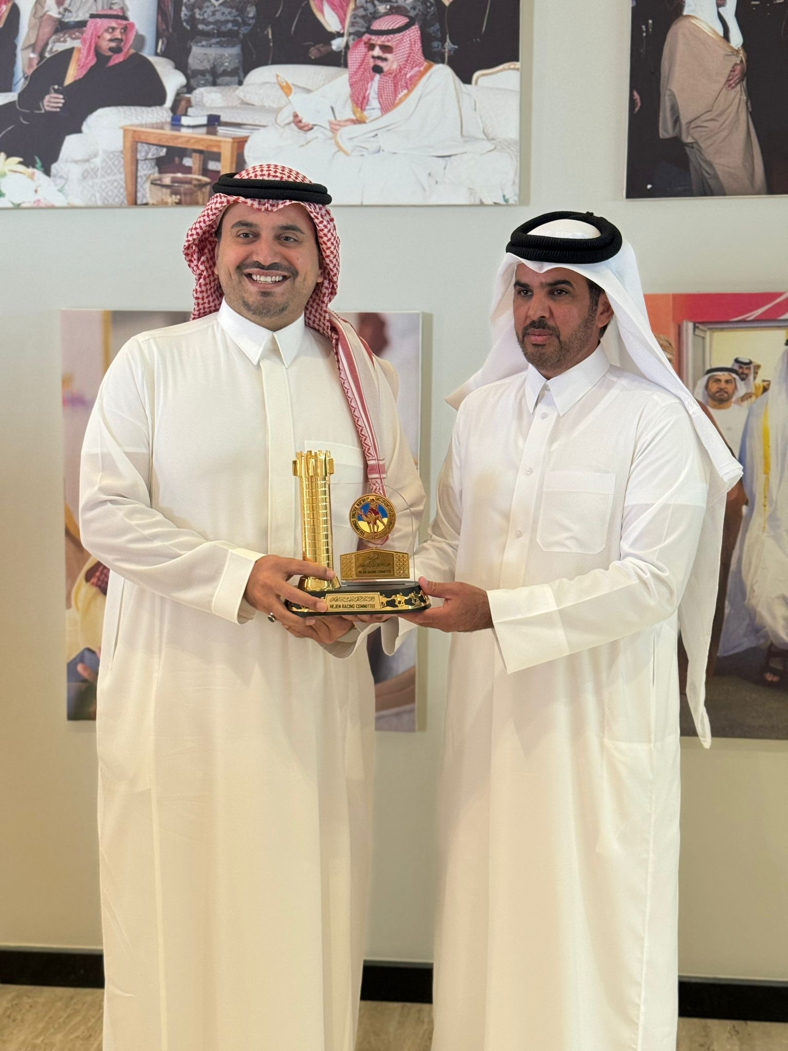 اللجنة المنظمة للهجن تكرم الأمير فهد بن جلوي